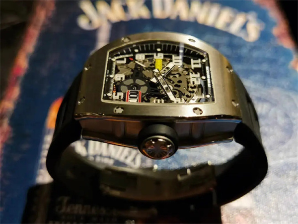 理查德米勒手表表壳生锈解决方法(专家教你如何处理手表表壳生锈问题)
